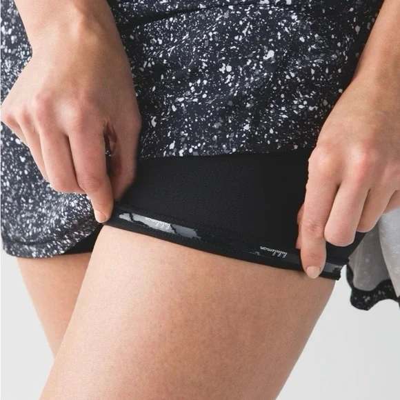 Lululemon Circuit Breaker Skirt (Regular)
Splatter White Black / Black Size 10 - Picture 6 of 16